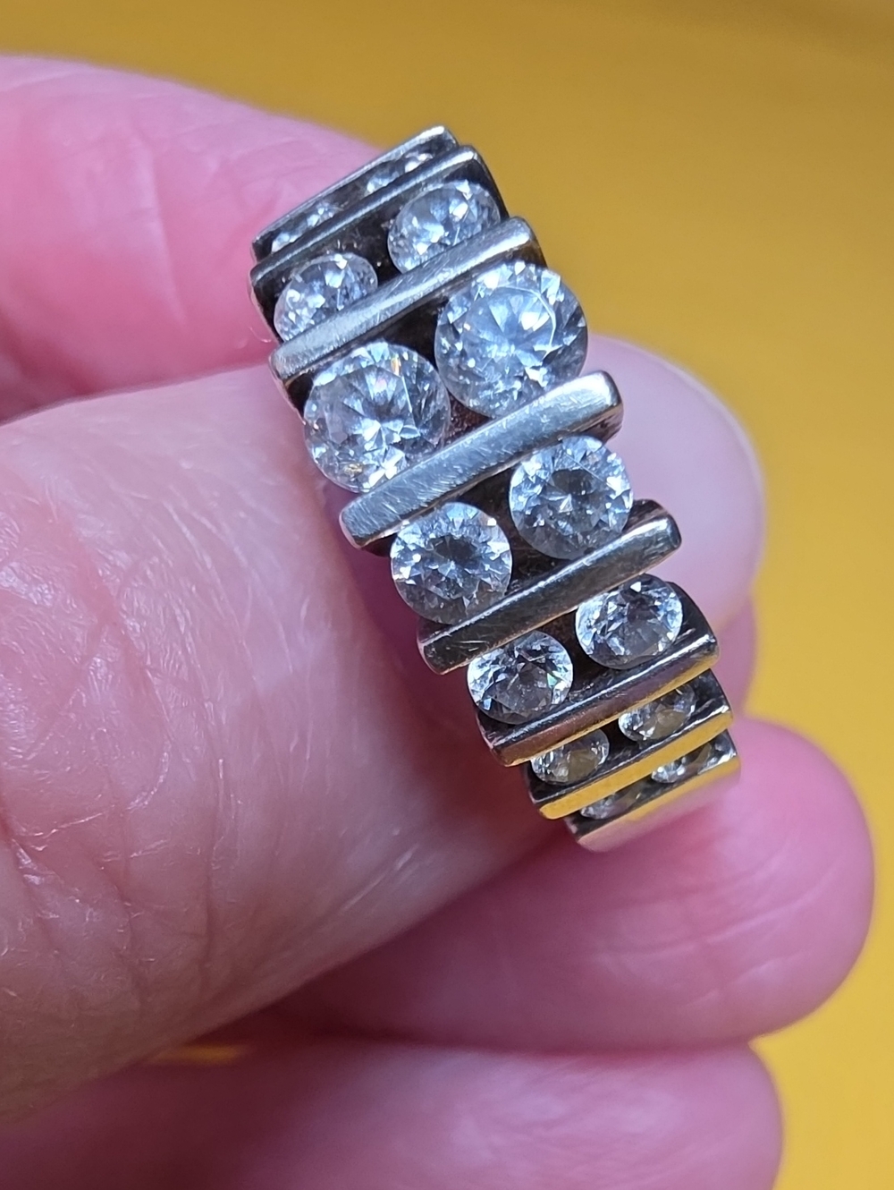 Vintage 925 Sterling Ring ▪︎ 18 Bar-Set Cubic Zirconia Stones - Lovely!
